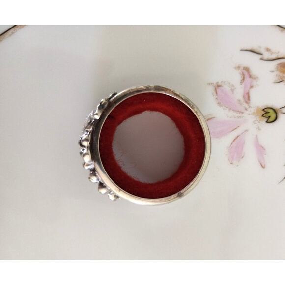 Vintage Felt Lined Silver Plate Napkin Ring Heavily Embossed w/ Leaf and Grapes - Picture 6 of 10